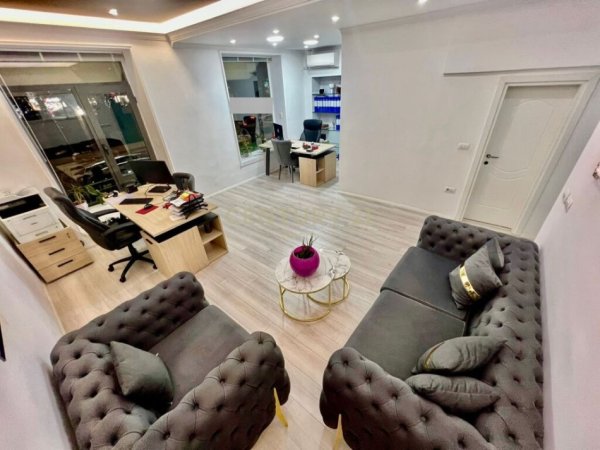 Tirane, jepet me qera zyre Kati 1, 40 m² 800 € (Bllok)