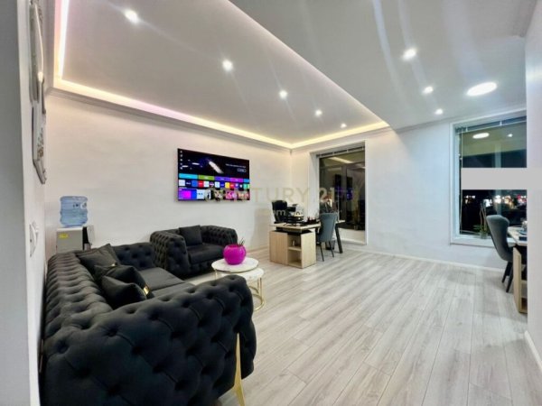 Tirane, jepet me qera zyre Kati 1, 40 m² 800 € (Bllok)