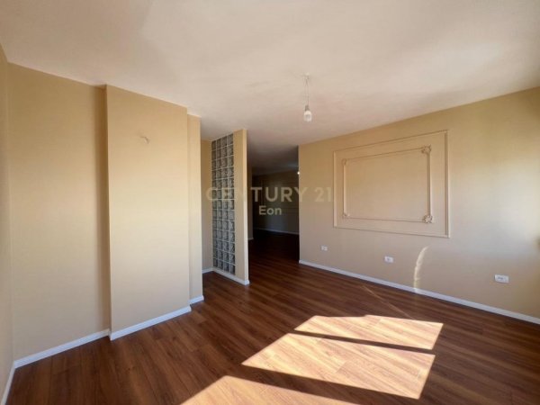 Durres, shitet apartament 2+1+Aneks+Ballkon Kati 9, 115 m² 160.000 € (Drejtoria e Policise Durres)