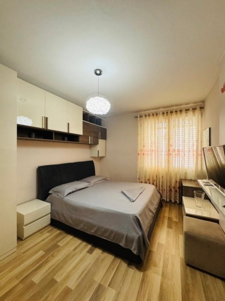 Tirane, jepet me qera apartament 2+1+Ballkon Kati 2, 100 m² 800 € 