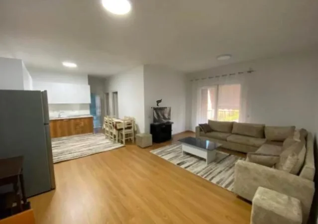 Tirane, jepet me qera apartament 3+1 Kati 5, 85 m² 650 € (5 MAJI)