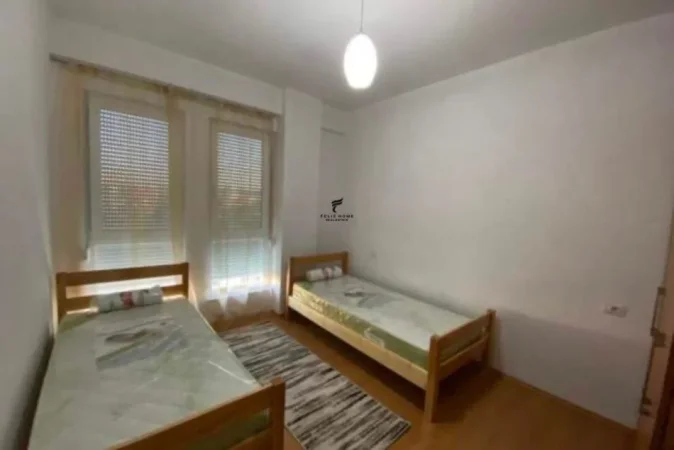 Tirane, jepet me qera apartament 3+1 Kati 5, 85 m² 650 € (5 MAJI)