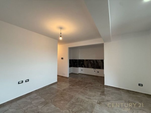 Tirane, jepet me qera zyre Kati 6, 93 m² 1.100 € (Myslym Shyri)