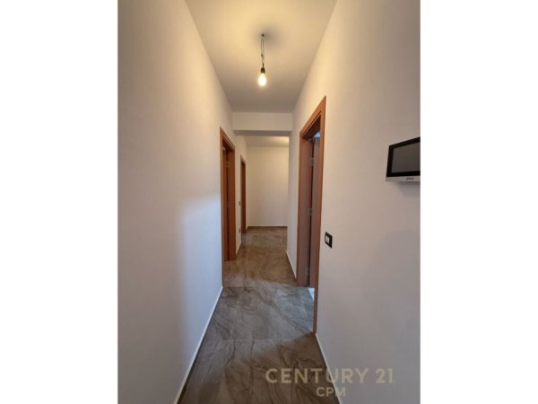 Tirane, jepet me qera zyre Kati 6, 93 m² 1.100 € (Myslym Shyri)