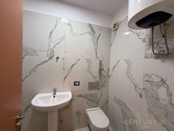 Tirane, jepet me qera zyre Kati 6, 93 m² 1.100 € (Myslym Shyri)