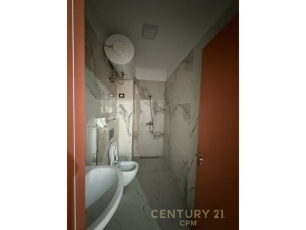 Tirane, jepet me qera zyre Kati 6, 93 m² 1.100 € (Myslym Shyri)