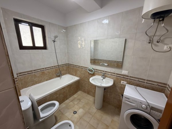 Tirane, jepet me qera apartament 1+1 Kati 5, 65 m² 550 € (Prokuroria)