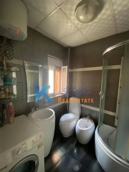 Tirane, shitet apartament 2+1+Ballkon Kati 4, 82 m² (Rruga e Durresit, afer hotel Colosseo)