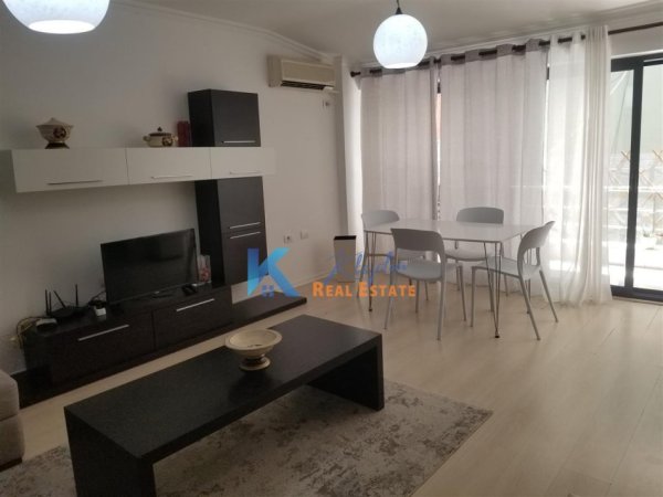 Tirane, jap me qera apartament 2+1+Ballkon Kati 3, 112 m² 800 € (Pallatet Agimi)