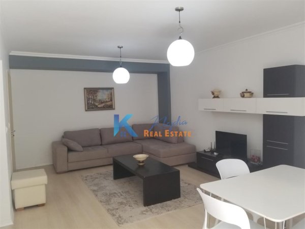 Tirane, jap me qera apartament 2+1+Ballkon Kati 3, 112 m² 800 € (Pallatet Agimi)