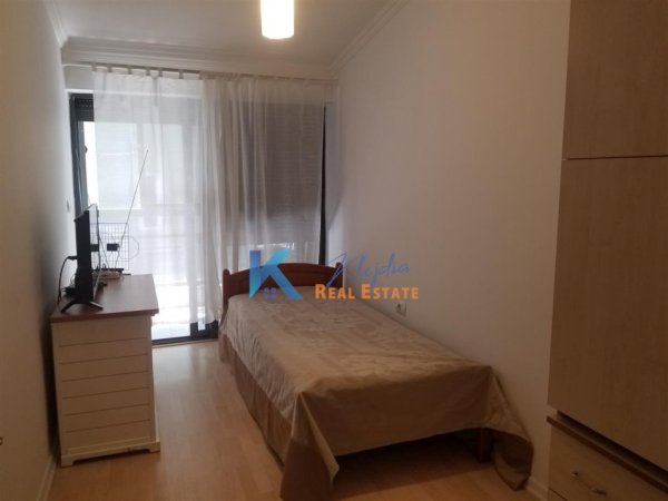 Tirane, jap me qera apartament 2+1+Ballkon Kati 3, 112 m² 800 € (Pallatet Agimi)