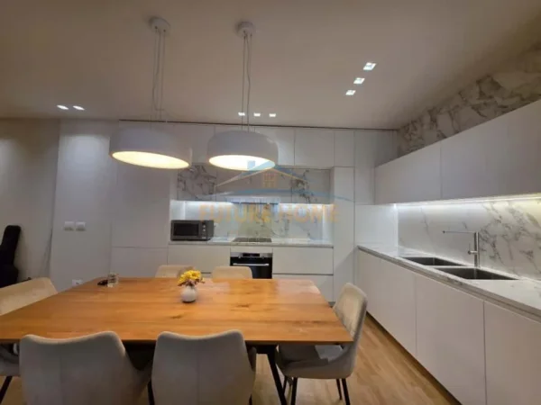 JEPET ME QERA APARTAMENT 3+1 NE QENDER, BULEVARDI ZOGU I-RE