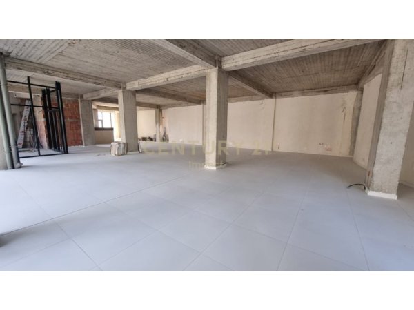 Tirane, jepet me qera ambjent biznesi , 2.200 m² 10.000 € 