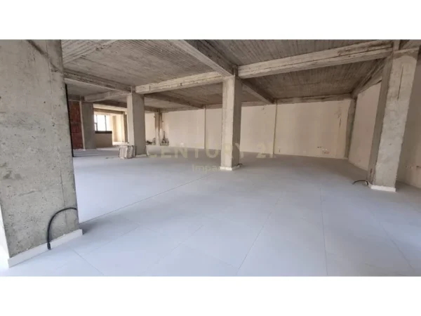 Tirane, jepet me qera ambjent biznesi , 2.200 m² 10.000 € 