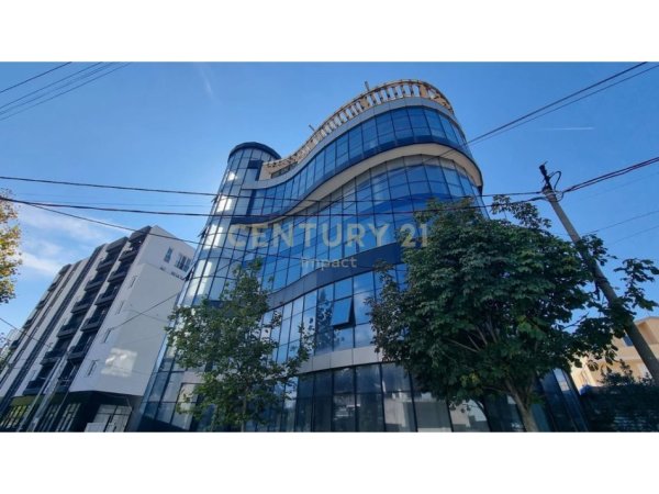 Tirane, jepet me qera ambjent biznesi , 2.200 m² 10.000 € 