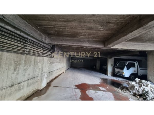 Tirane, jepet me qera ambjent biznesi , 2.200 m² 10.000 € 