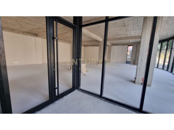 Tirane, jepet me qera ambjent biznesi , 2.200 m² 10.000 € 