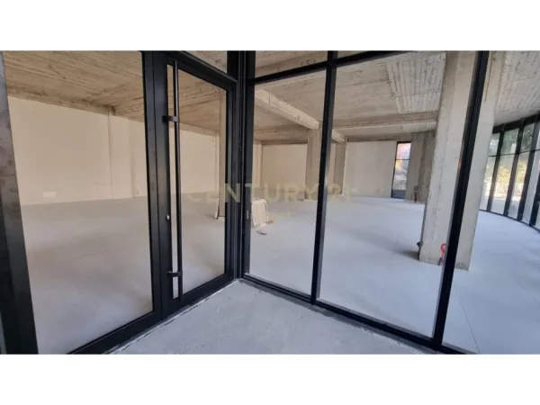 Tirane, jepet me qera ambjent biznesi , 2.200 m² 10.000 € 