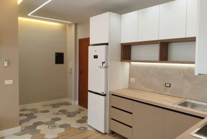 Tirane, jepet me qera 2+1 Kati 7, 80 m² 800 € (KOMPLEKSI DELIJORGJI)