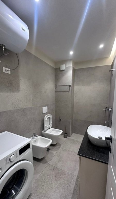 Tirane, jepet me qera apartament 1+1 Kati 8, 50 m² 620 € (Rruga Karl Gega)