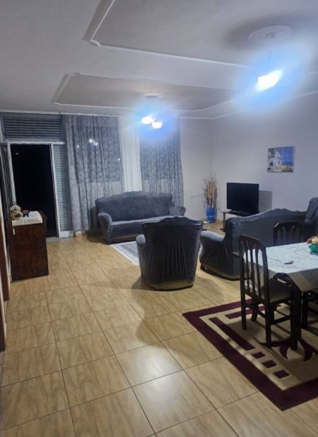 Tirane, jepet me qera apartament 2+1 Kati 1, 360 € 
