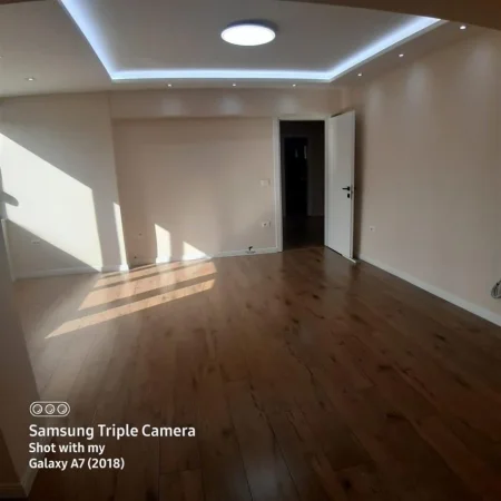 Tirane, jepet me qera zyre Kati 2, 90 m² 900 € (QENDER)