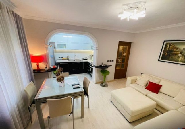 Tirane, jepet me qera 2+1 , 800 €