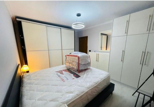 Tirane, jepet me qera 2+1 , 800 €