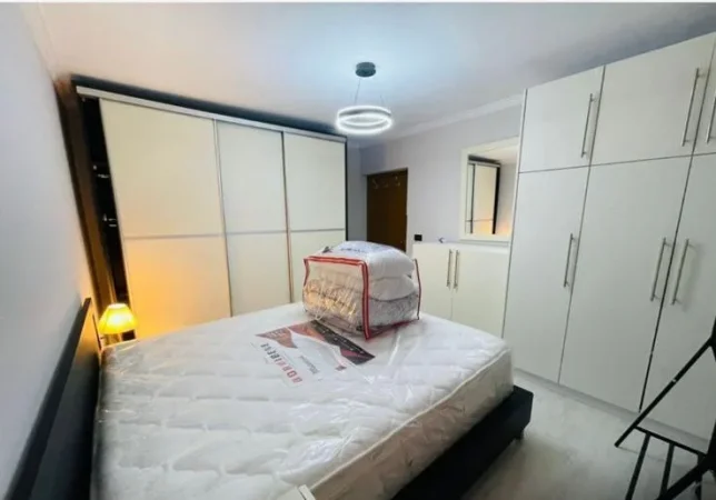 Tirane, jepet me qera 2+1 , 800 €