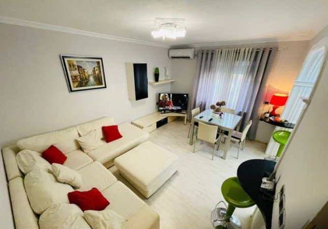 Tirane, jepet me qera 2+1 , 800 €