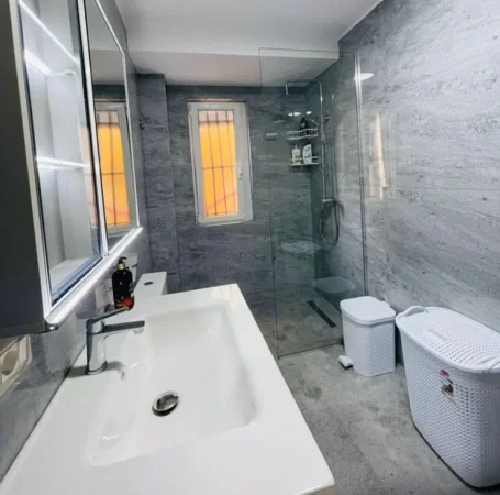Tirane, jepet me qera 2+1 , 800 €