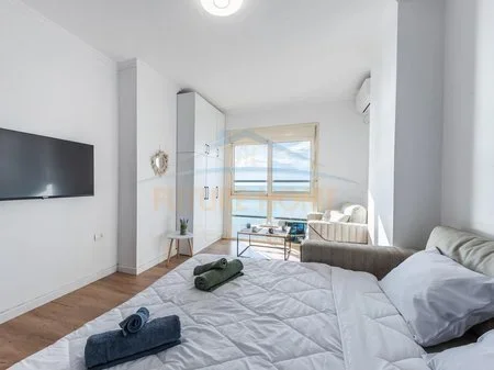 Durres, jepet me qera garsonier 1+1 Kati 7, 400 € 