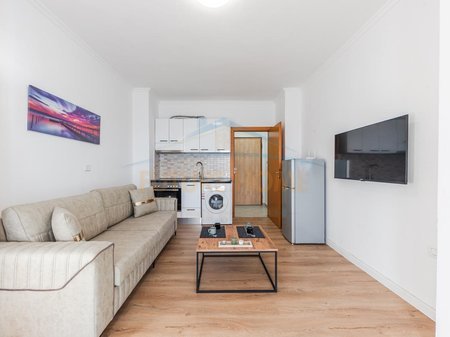 Durres, jepet me qera garsonier 1+1 Kati 7, 400 € 