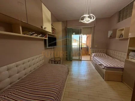 Tirane, shitet apartament 2+1 Kati 4, 85 m² 235.000 € 
