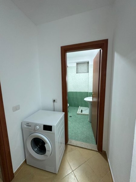 Tirane, jepet me qera apartament 2+1 Kati 5, 450 € (Bulevardi Migjeni)