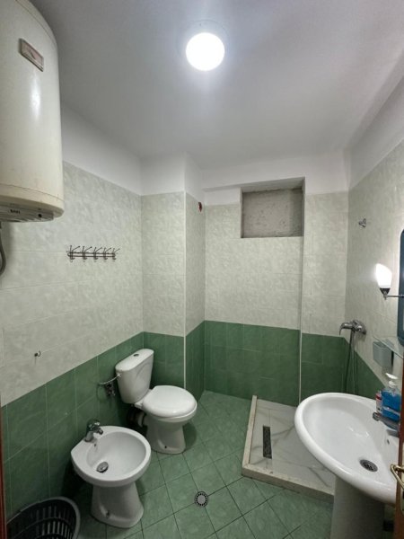 Tirane, jepet me qera apartament 2+1 Kati 5, 450 € (Bulevardi Migjeni)