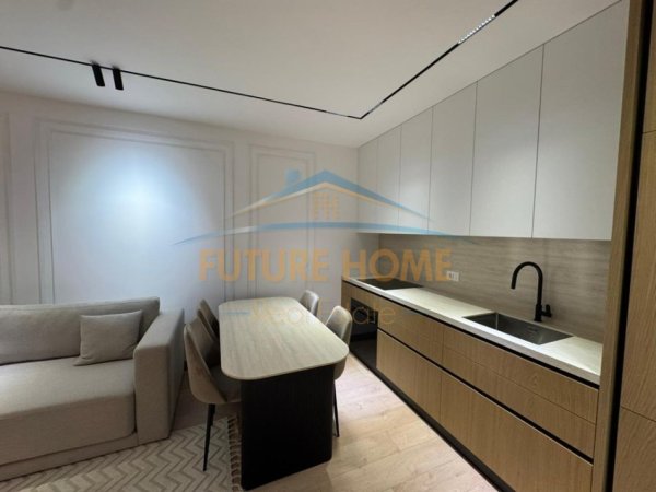 Tirane, jepet me qera apartament 1+1+Post Parkimi Kati 5, 65 m² 1.040 €
