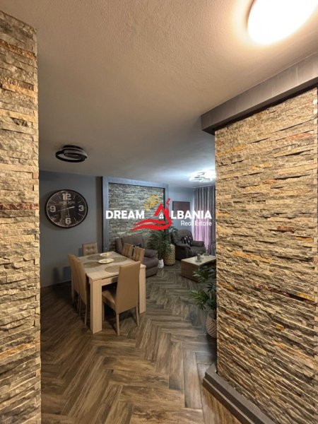 Tirane, jepet me qera apartament 2+1 , 90 m² 700 € (tek Ish Parku, kompleksi Kontakt)