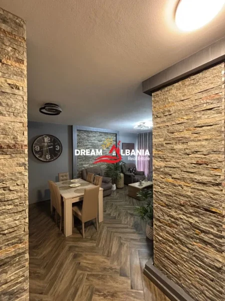 Tirane, jepet me qera apartament 2+1 , 90 m² 700 € (tek Ish Parku, kompleksi Kontakt)
