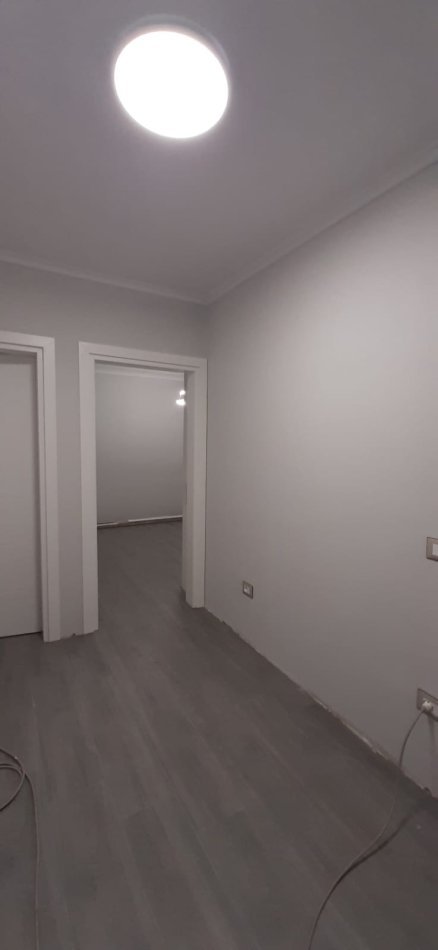 Tirane, jepet me qera zyre Kati 0, 59 m² 600 € (prane Shkolles se Kuqe)