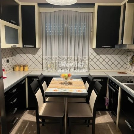 Tirane, jepet me qera shtepi 2+1 Kati 3, 140 m² 600 € (Xhamlliku)