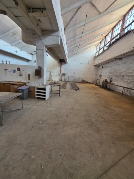 Tirane, jap me qera magazine Kati 1, 600 m² 1.300 € (kombinat)