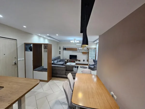 Tirane, jepet me qera apartament 2+1+Ballkon Kati 2, 100 m² 660 € (rruga peti)