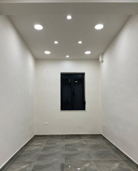 Tirane, jap me qera ambjent biznesi Kati 2, 30 m² 460 € (durresit)