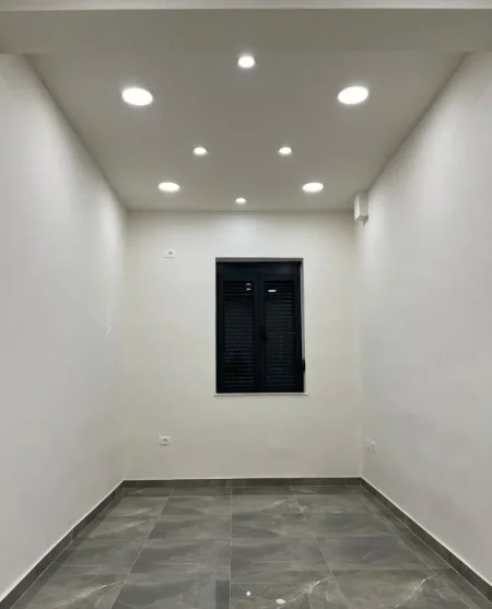 Tirane, jap me qera ambjent biznesi Kati 2, 30 m² 460 € (durresit)
