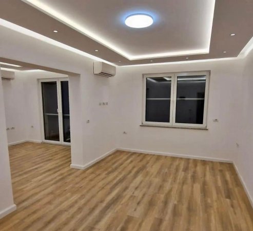 ZYRE ME QERA 120 M2 RRUGA E DURRSIT 90.000 LEK