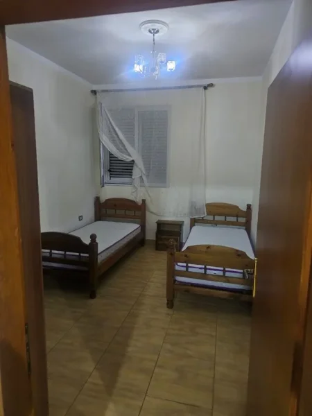 Tirane, jepet me qera apartament 2+1+Ballkon Kati 1, 80 m² 360 € (rruga daxhit afer liqenit)