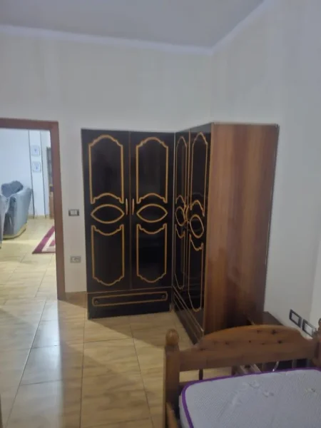 Tirane, jepet me qera apartament 2+1+Ballkon Kati 1, 80 m² 360 € (rruga daxhit afer liqenit)