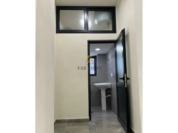 Tirane, jepet me qera ambjent biznesi , 30 m² 450 € (Rruga e Durresit)