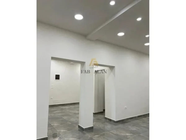 Tirane, jepet me qera ambjent biznesi , 30 m² 450 € (Rruga e Durresit)